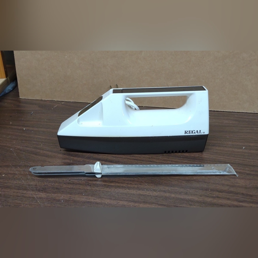 Regal Electric Knife V382 Serrated Steel Blades White & Brown